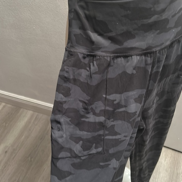 Athleta Salutation Jogger: Camo Black Womens size small - Picture 5 of 9